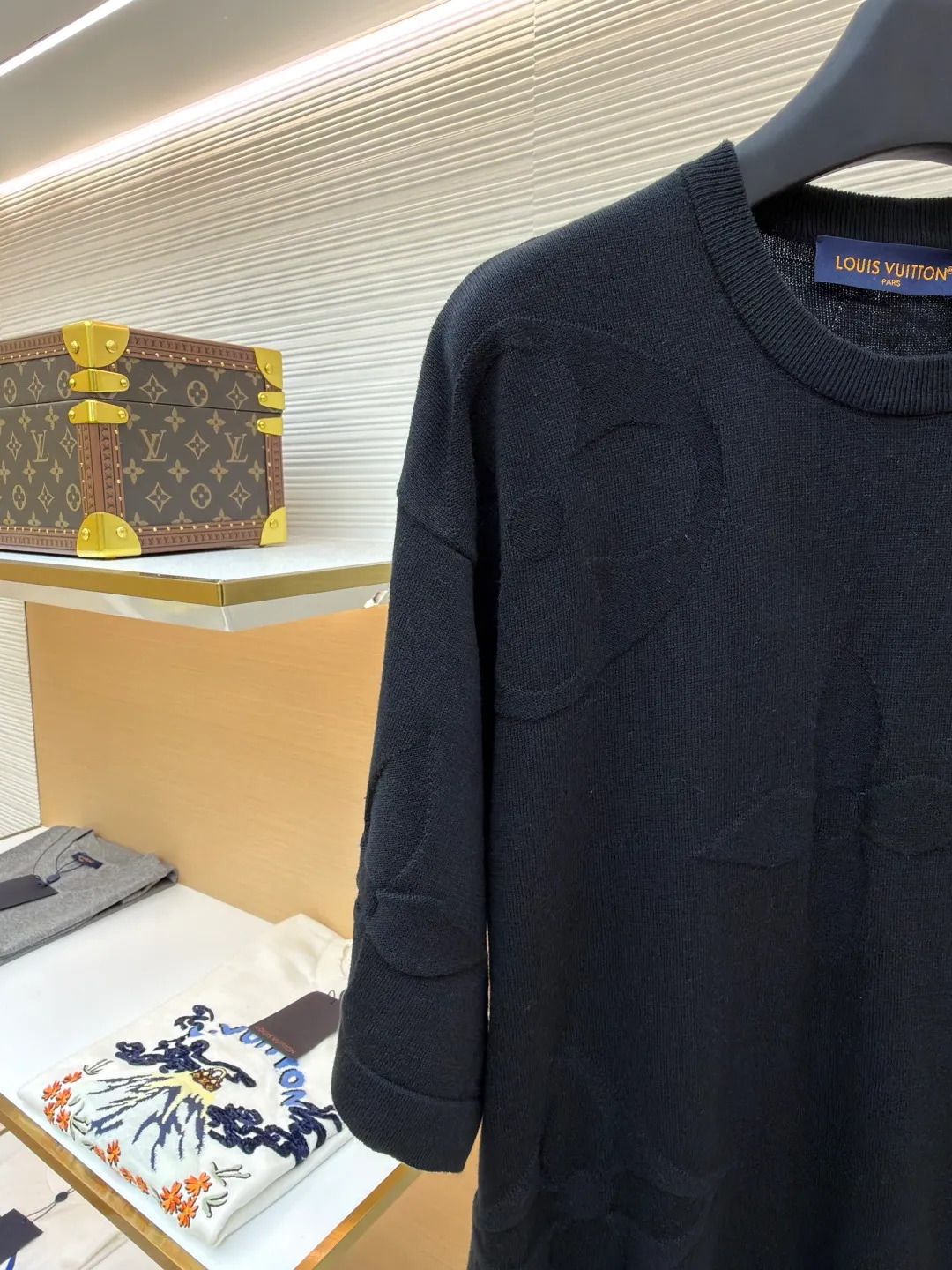 LOUIS VUITTON Four-leaf clover woolen short-sleeve ●Original version: purchased and developed for 10800 ●Item number: 1681109-A55 ●Fabric: combed cotton fabric ●Technology: woolen fabric ●Version: fitted version ●Weight: about 265 grams ●Size: XS-S-M-L ●Description: The wool material is made of 40s double-ply 100% combed cotton yarn, and the machine uses 14 needles and 2 yarns to weave the piece. A single piece takes 160 minutes per piece, 20 minutes for plate sewing, manual quality inspection, and specific three-standard washing. The overall wiring is straight and delicate, the fabric is comfortable and soft, and the color is consistent without color difference. It can be matched with the same style to create a fashionable look and control various occasions. Customized accessories, complete with three standards, same style for men and women!